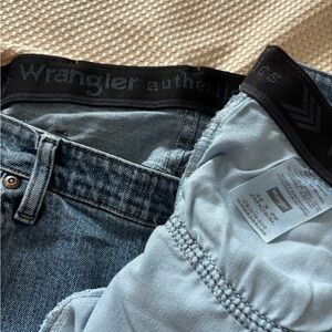 42W x 29L Wrangler Men's Authentic Blue Relaxed waist Fit Jeans